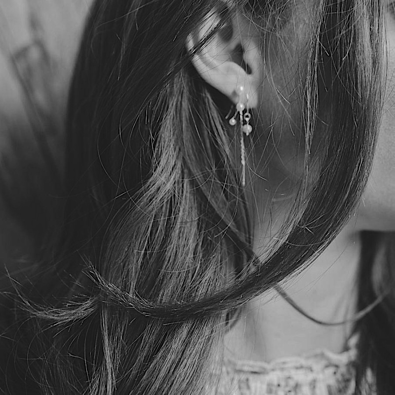 Silver earrings hanging pearl