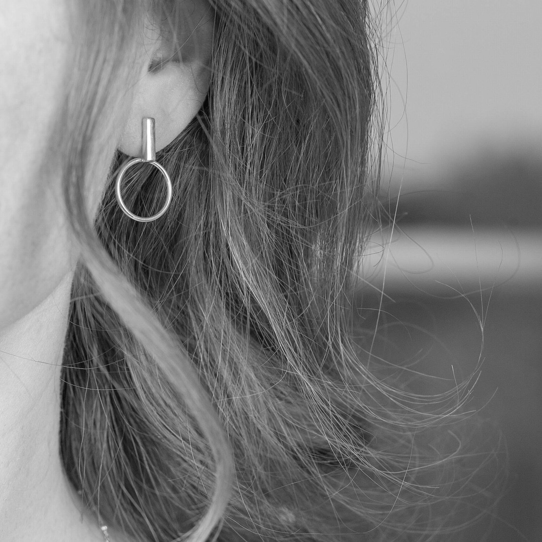 Gold earrings bar with ring