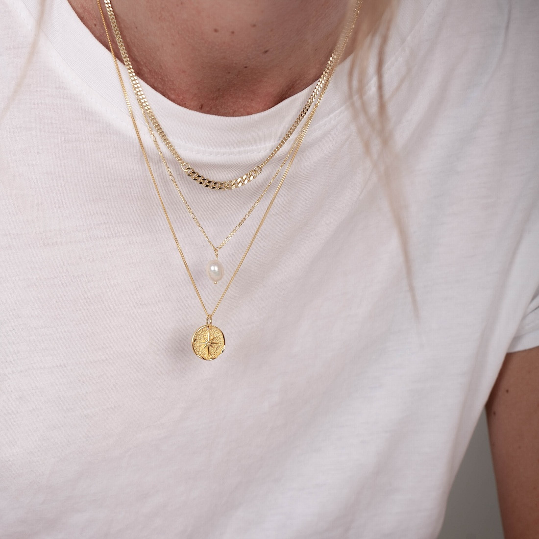 Gold necklace with a fresh water pearl