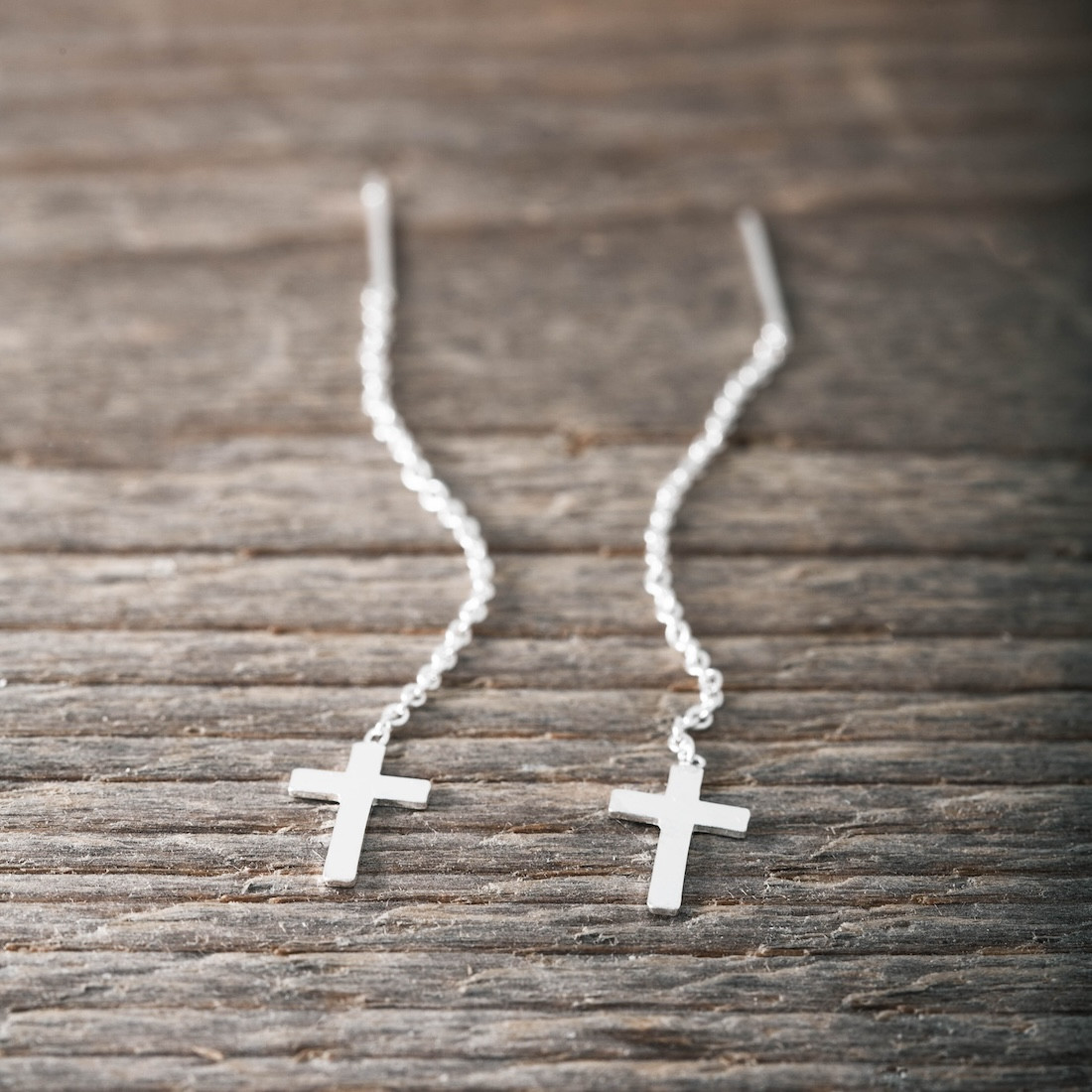 Silver earrings treaded chain with cross
