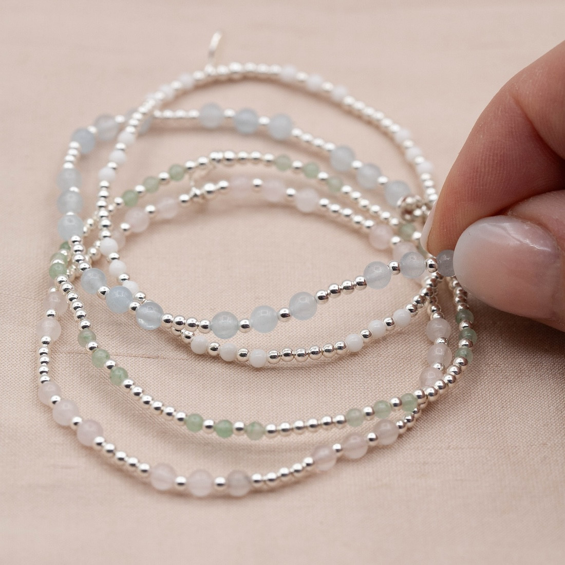 Silverarmband med ädelstenar