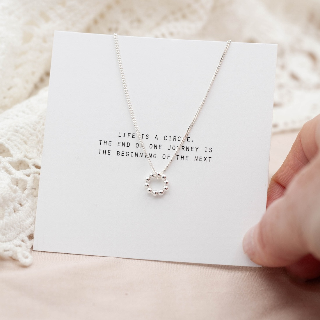 Silver chain cirkel with dots