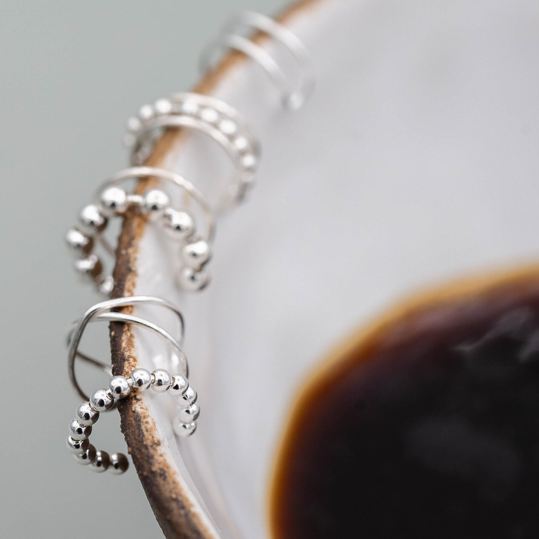 Silverörhänge ear cuff -silverkulor runt om