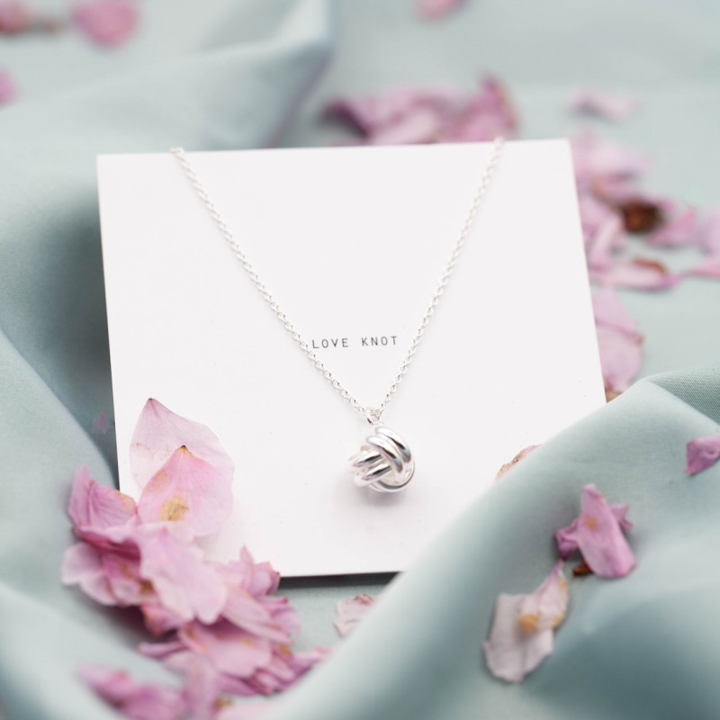 Silverhalsband rund kärleksknut