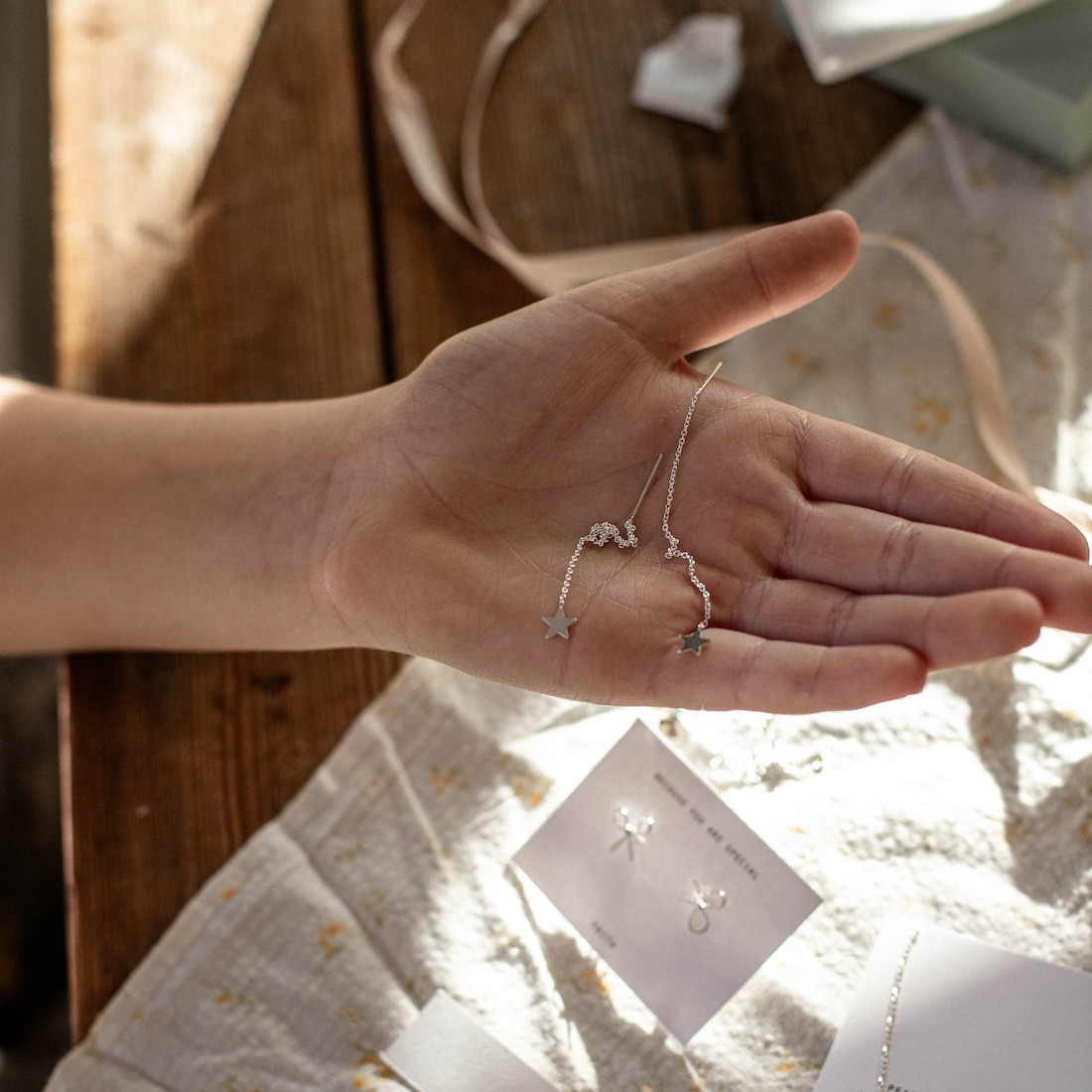 Silver earrings treaded chain with star