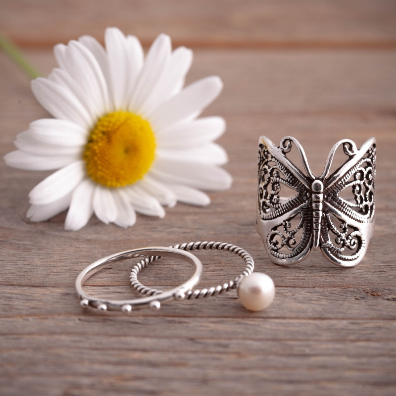 Silver ring twisted with fresh water pearl