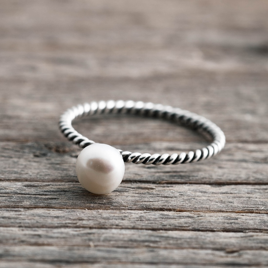 Silver ring twisted with fresh water pearl