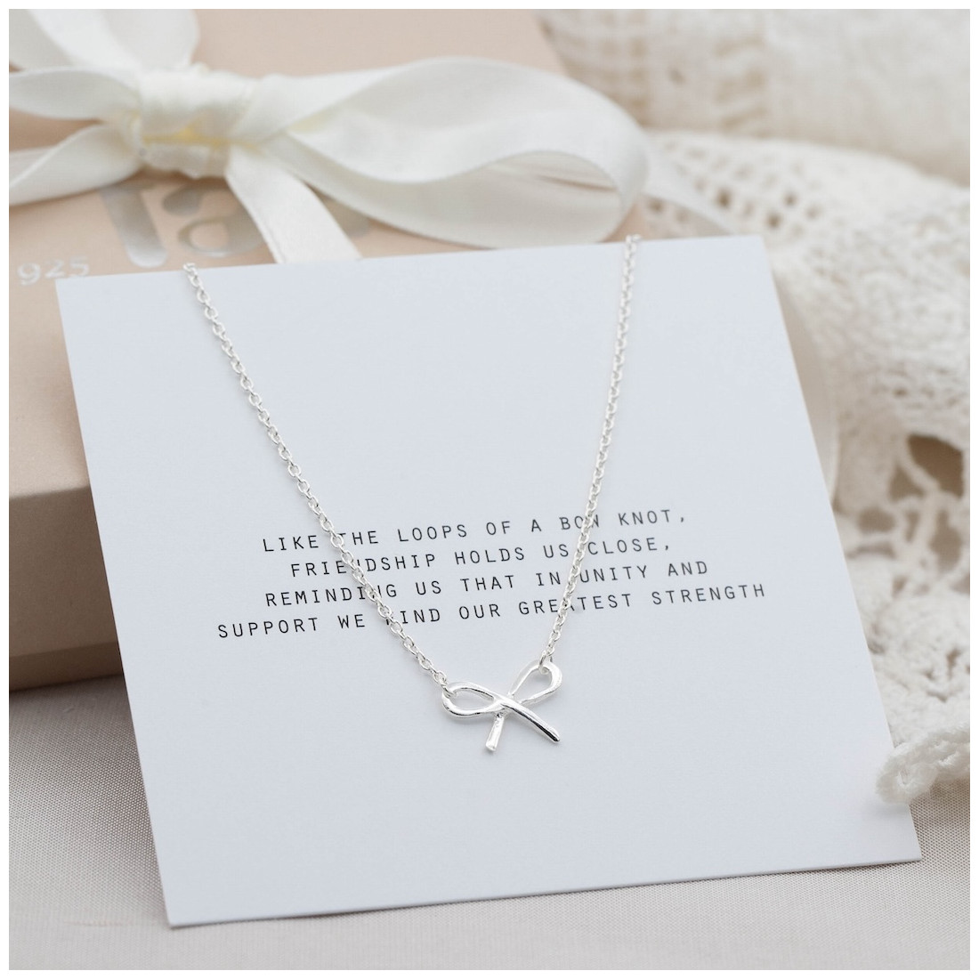 Silverhalsband liten rosett på paket