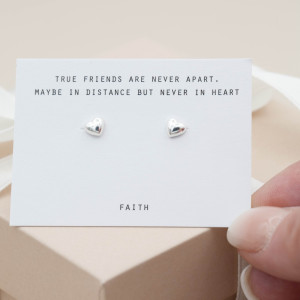 Silverörhängen Soulmate hjärta med närbild på text