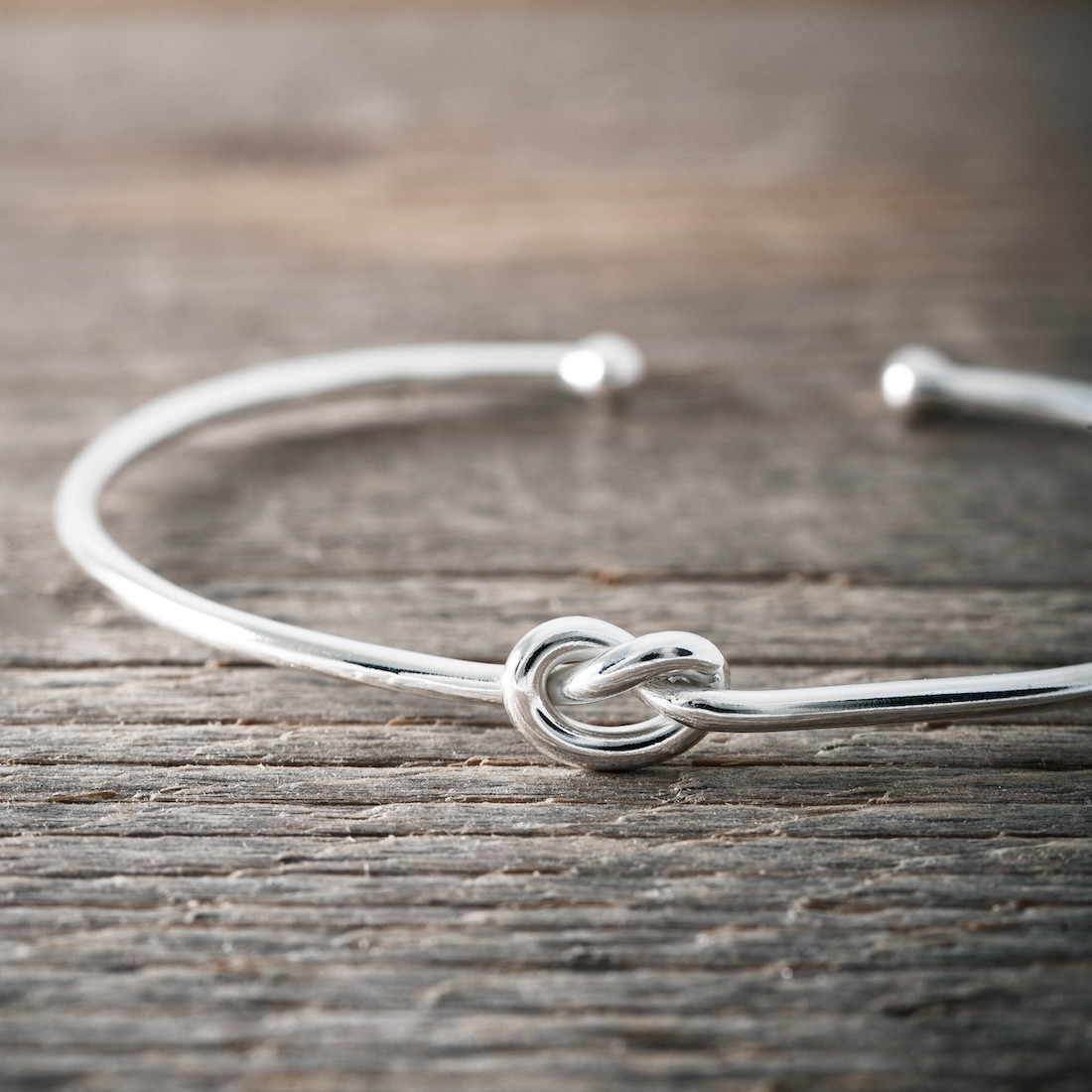 Silverarmband Stelt m kärleksknut