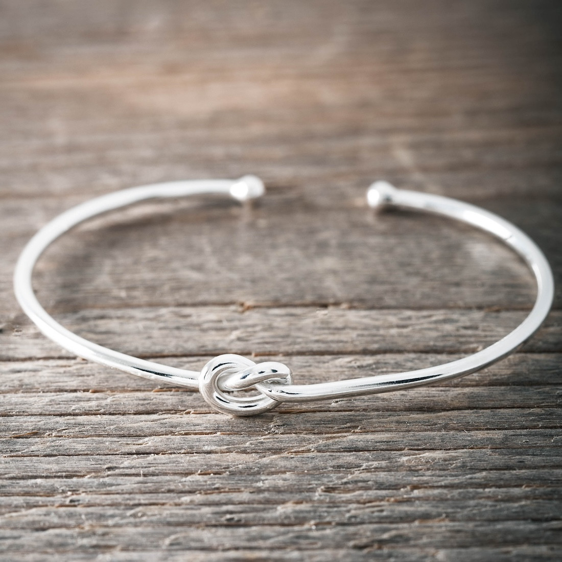 Silverarmband Stelt m kärleksknut