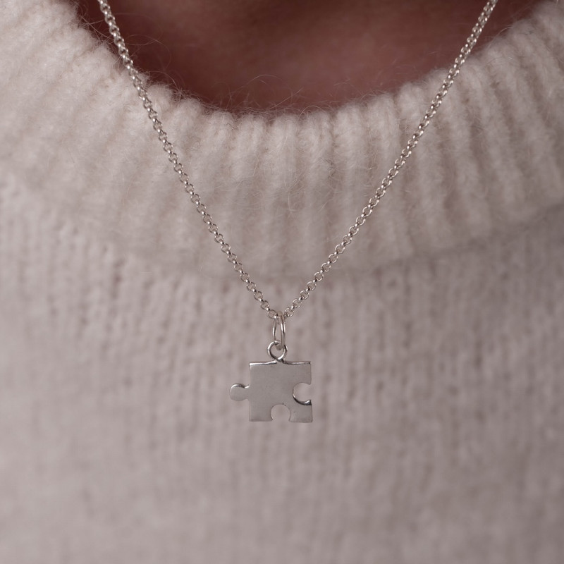 Silverhalsband pusselbit