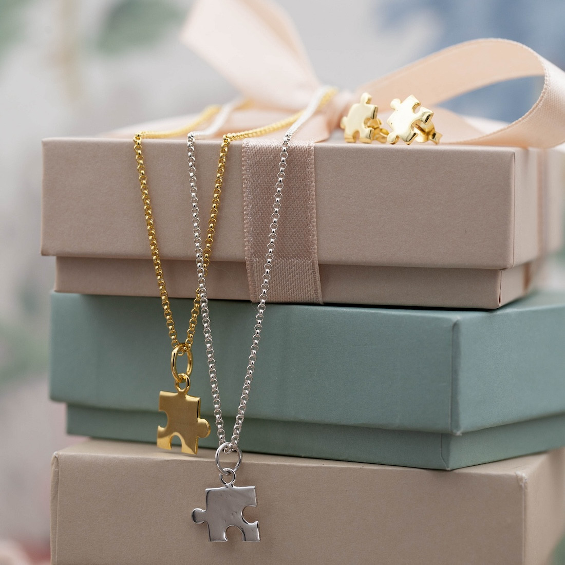 Gold necklace puzzle