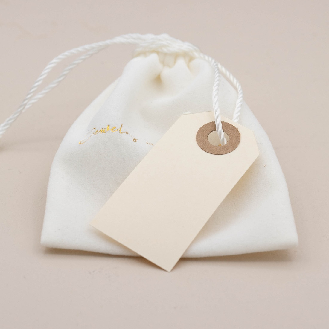 Presentetikett på presentpåse