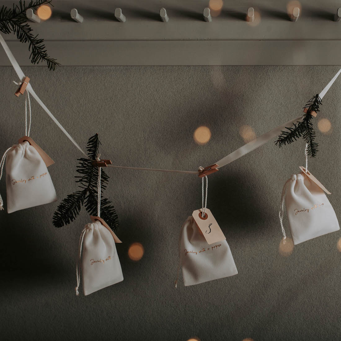 Presentetiketter på presentpåsar i grangirlang