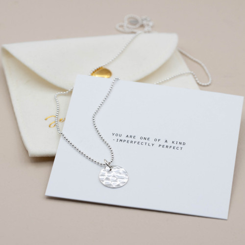 Silverhalsband hamrad bricka