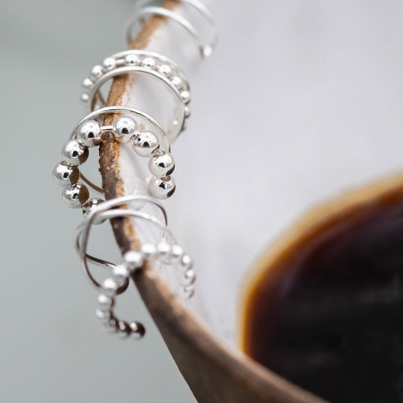 Silverörhängen ear cuff på kaffekopp