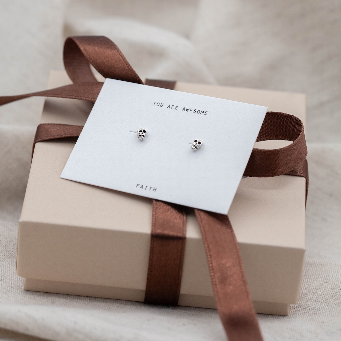 Gold earrings mini skull