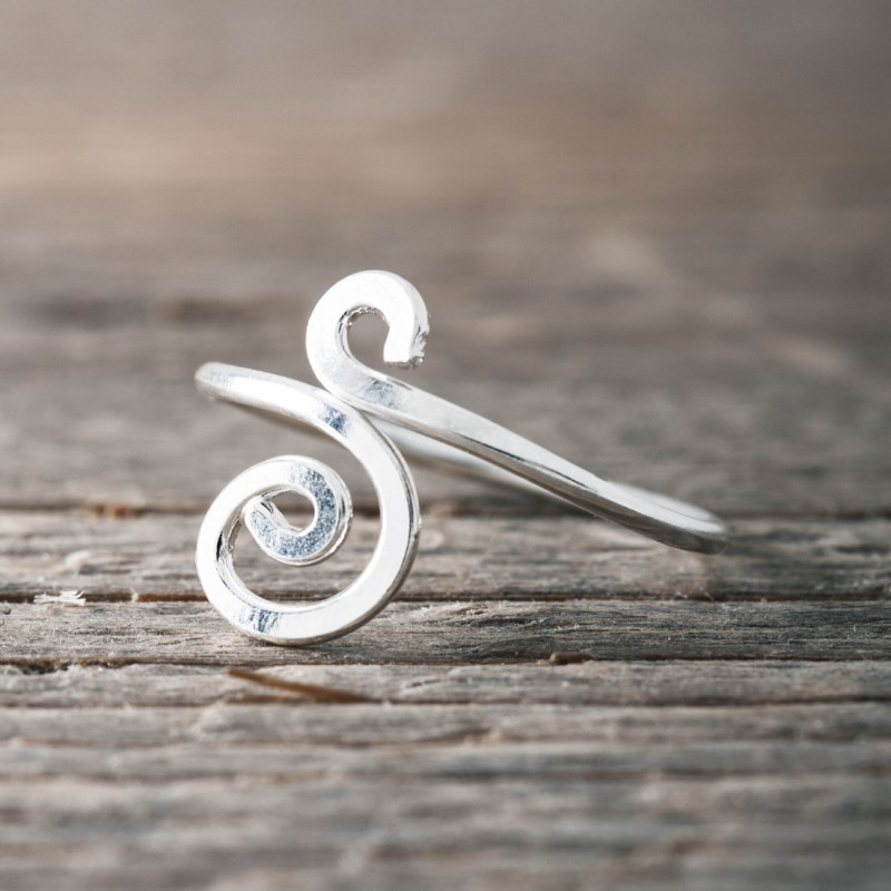 Silver ring twist