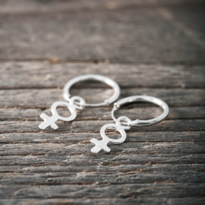 Silverörhängen creoler med litet kvinnotecken
